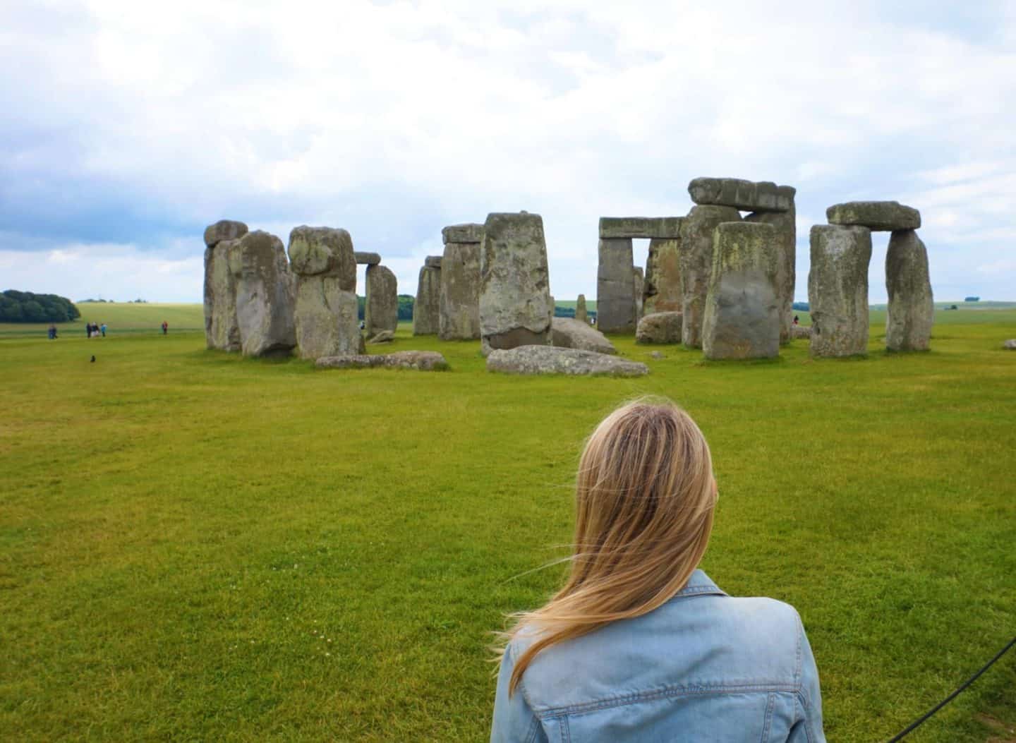 Stonehenge Ellie Quinn - ellie quinn infront of stonehenge on a rainy and cloudy day