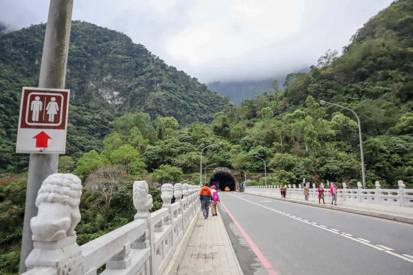 Taroko National Park Taiwan Bus Stop - Hualien to Taroko Gorge, Taroko National Park Taiwan bridge bus stop