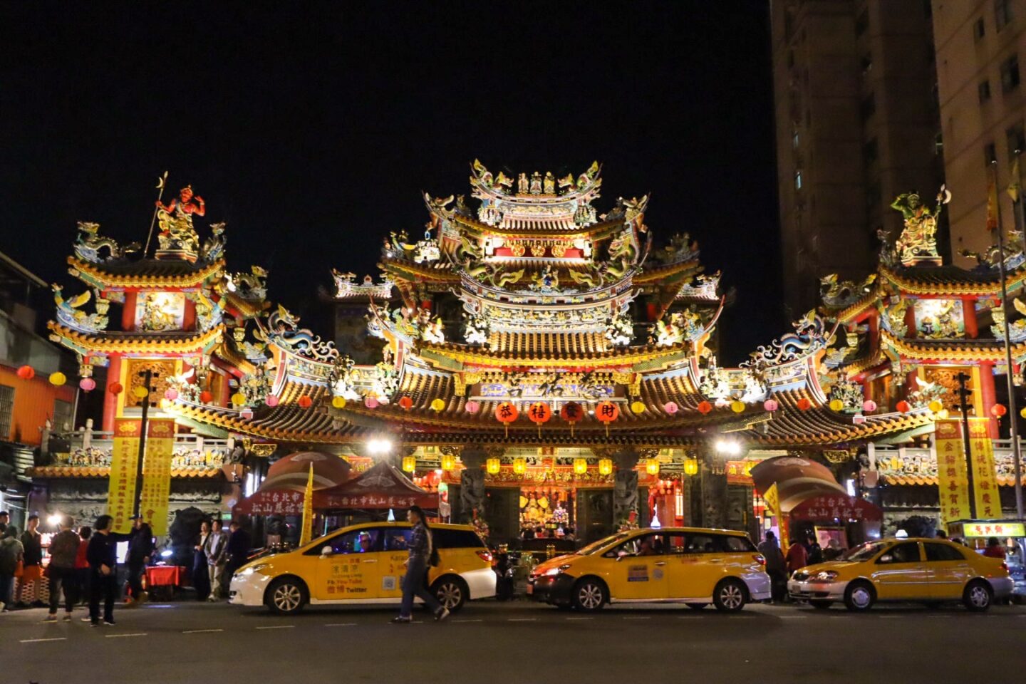 1 week Taiwan itinerary, night time in Taipei temple - 1 week Taiwan itinerary, night time in Taipei temple