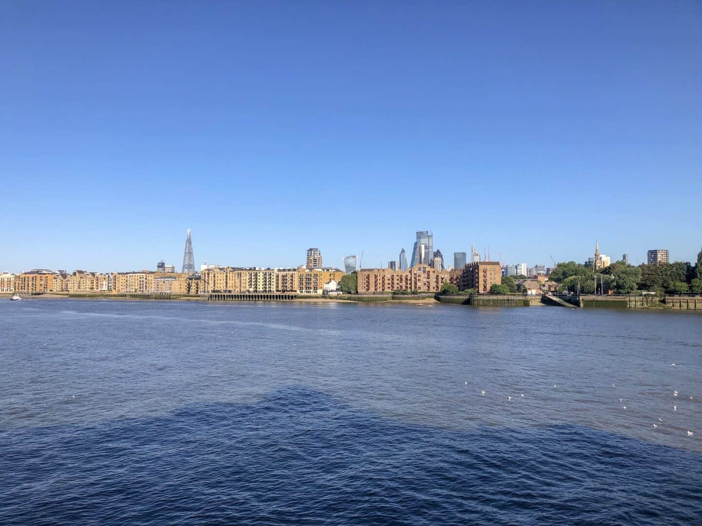 YHA Thameside River Thames View - YHA Thameside River Thames and City View with Blue Sky