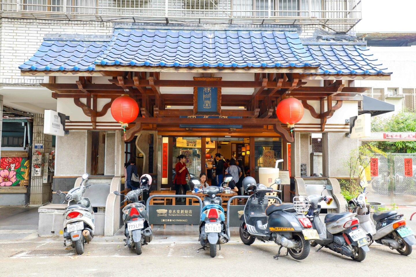 Taichung Chun Shiu Tang Bubble Tea Original Store - Taichung itinerary, Taichung Chun Shiu Tang bubble tea shop outside | taichung itinerary taichung things to do