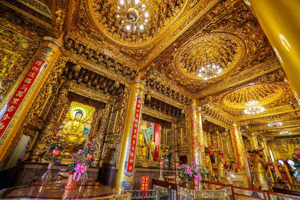 Lotus Pond Kaohsiung, Chi Ming Temple inside with lots of gold Lotus Pond Kaohsiung how to visit