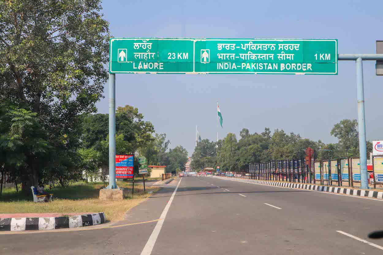Wagah Border India Pakistan - Wagah Border Crossing, border sign Crossing Wagah Border India Pakistan on foot