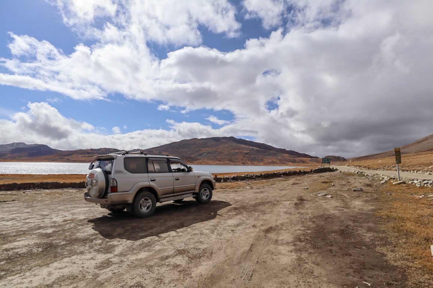 Deosai National Park - Pakistan itinerary, jeep and lake in deosai national park