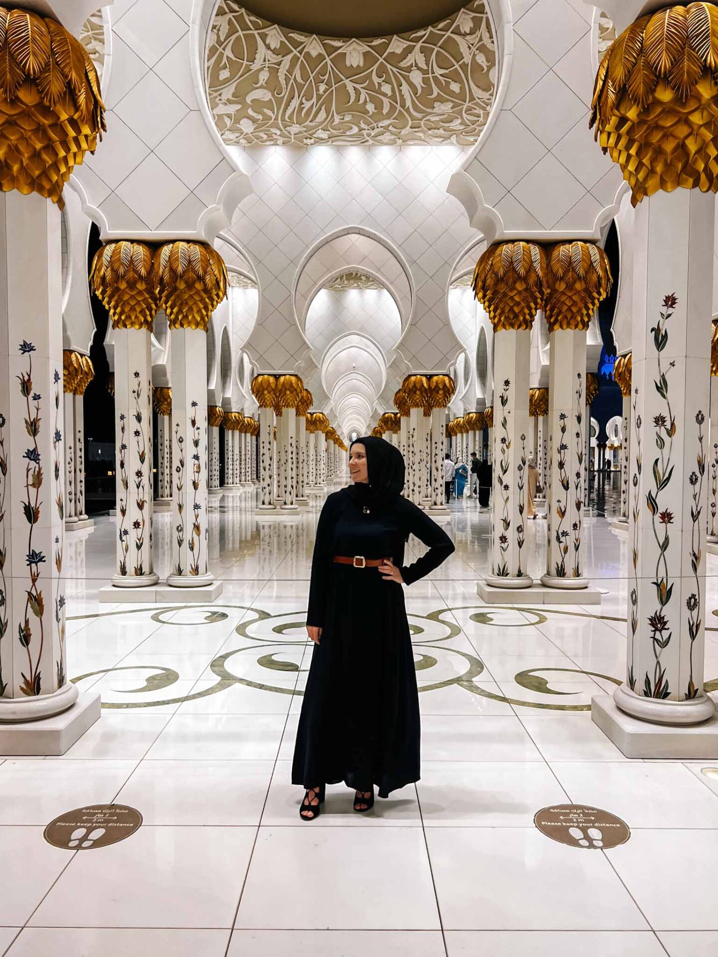 things to do in Dubai in 5 days - What to wear in Abu Dhabi, Ellie Quinn in sheikh Zayed mosque