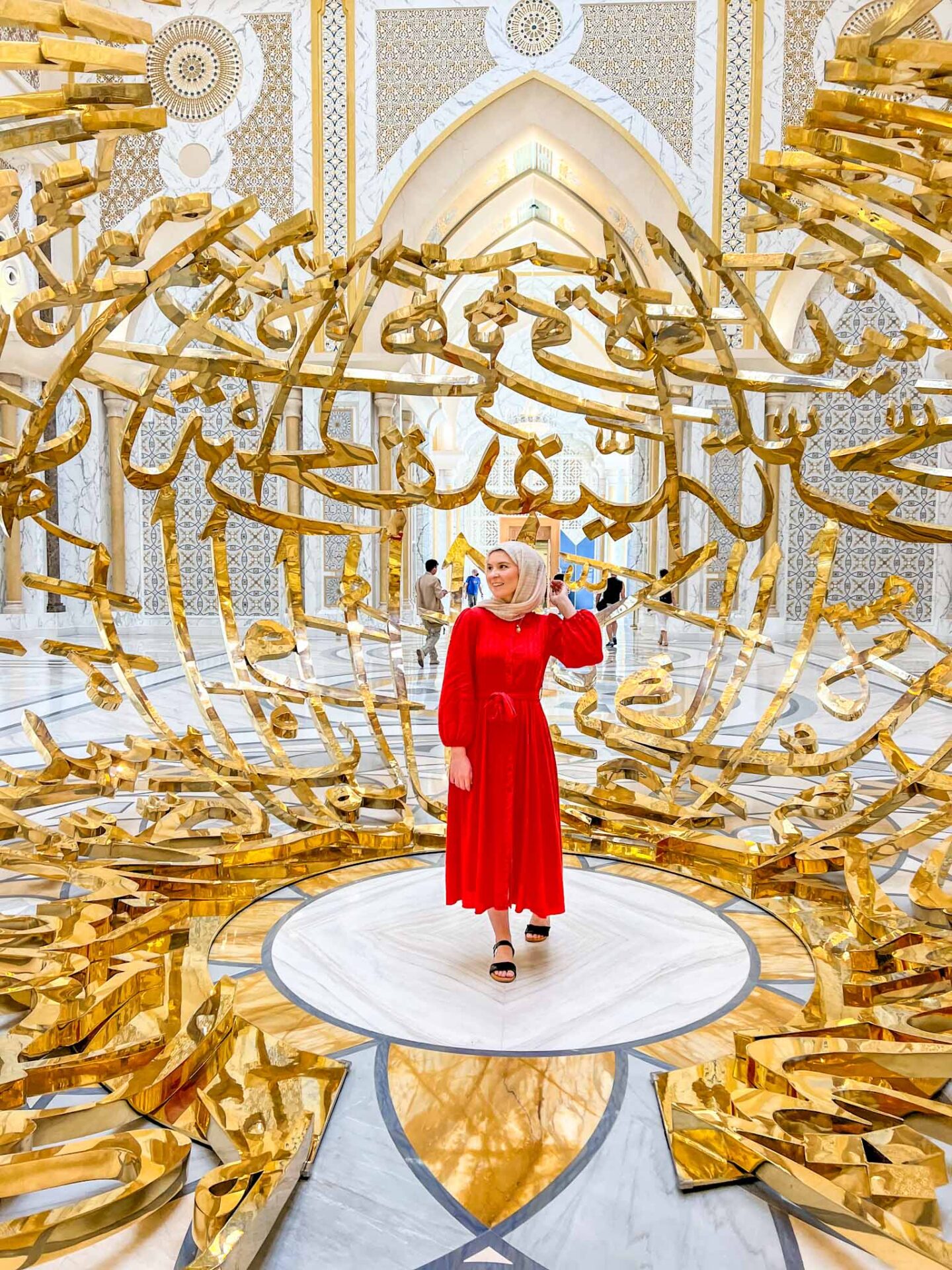 What to wear in Abu Dhabi, qasr al watan gold photo stop - What to wear in Abu Dhabi, qasr al watan gold photo stop
