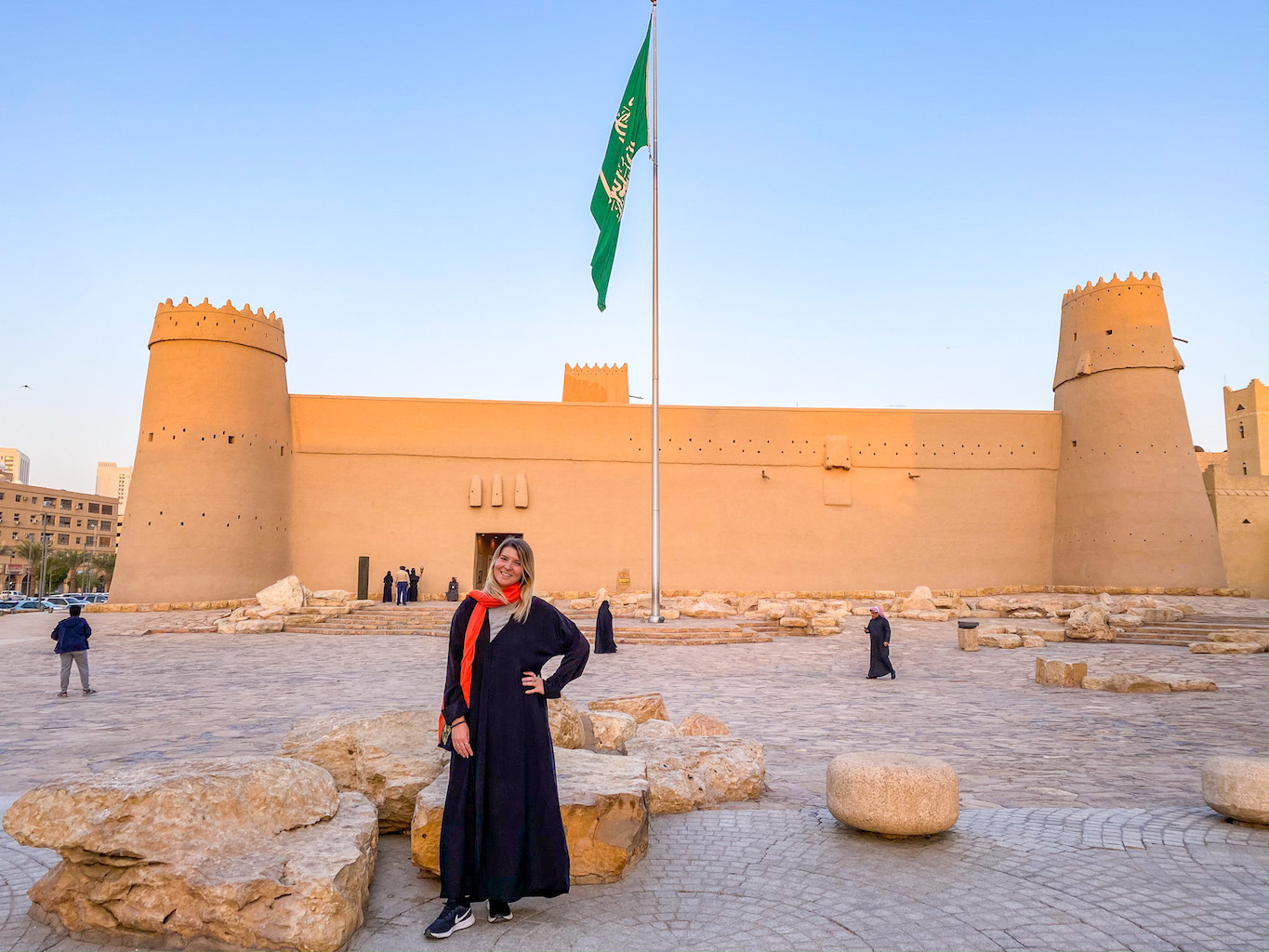 Foreign woman in Abaya in Saudi Arabia - Riyadh travel guide, ellie quinn at masmak fort in Riyadh in an abaya