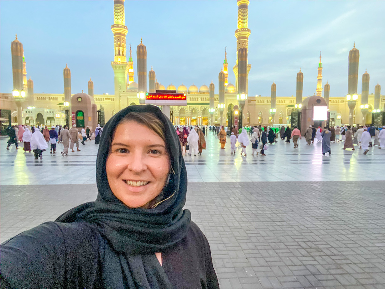 Ellie quinn in Medina Saudi Arabia - what to wear in Saudi Arabia as a woman Ellie quinn in Medina Saudi Arabia