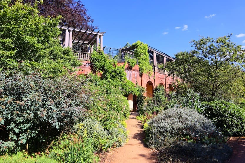 Hampstead Heath Pergola Hill Garden - Gardens in Hampstead Heath Pergola Hill Garden