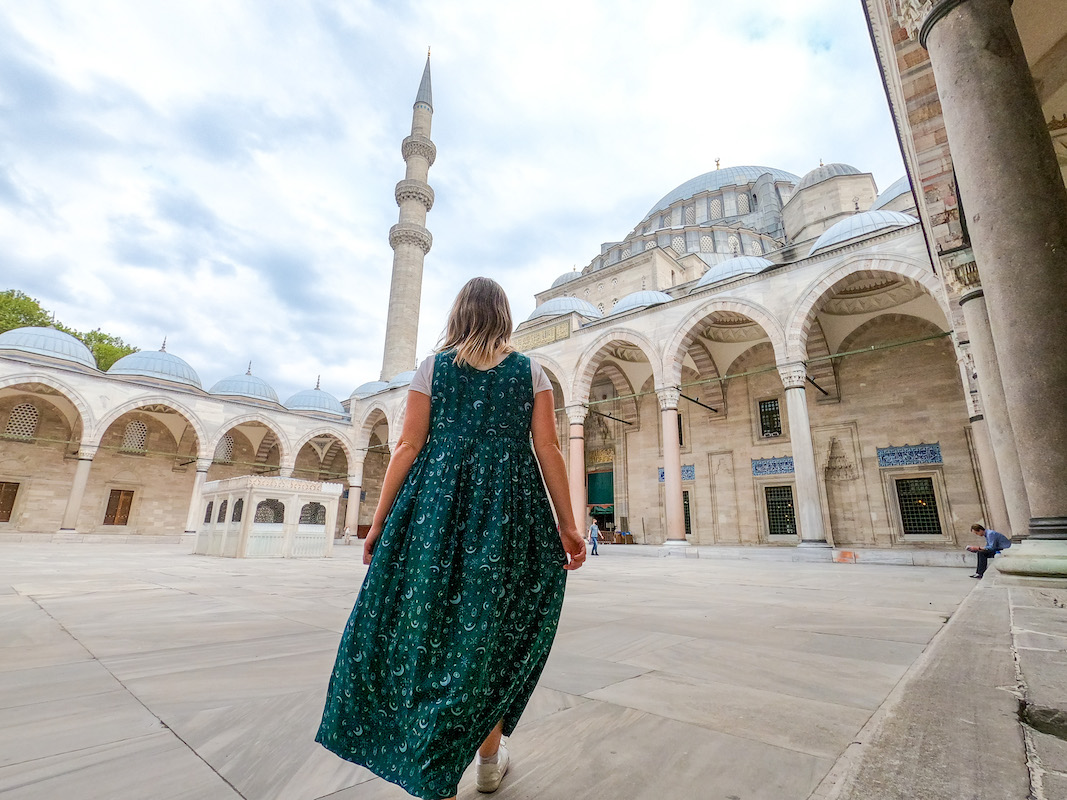 istanbul itinerary 4 days, istanbul 4 day itinerary, 4 days in Istanbul - ellie quinn outside Suleymaniye mosque, istanbul itinerary 4 days, istanbul 4 day itinerary, 4 days in Istanbul