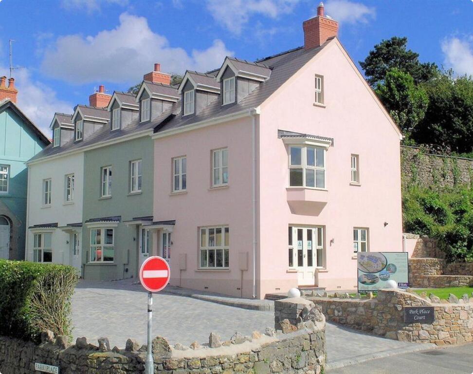Colourful Tenby Cottage Outside - Colourful Tenby Cottage Outside