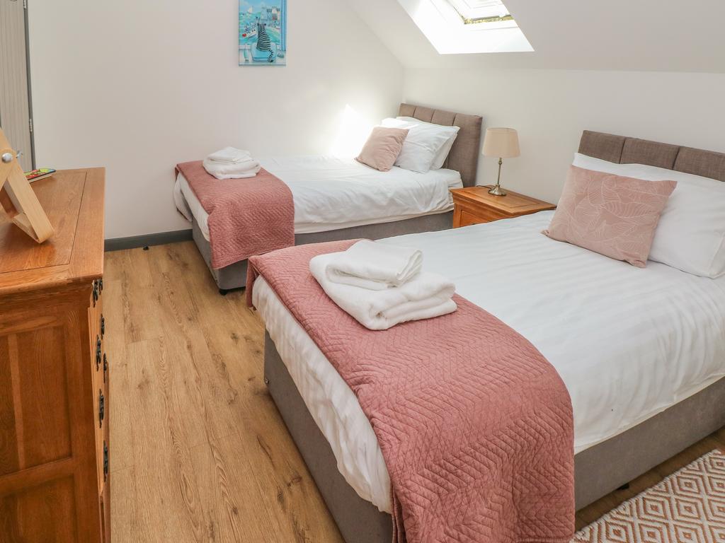 The Boathouse Tenby Twin Bedrooms - The Boathouse Tenby Twin Bedrooms