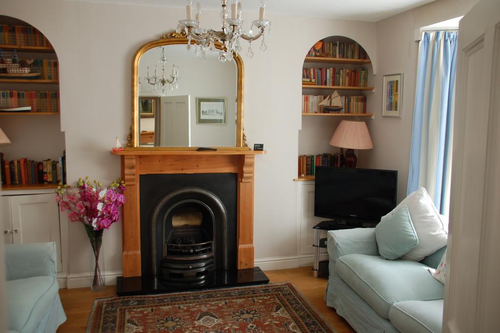 Woodbine Cottage Tenby Living Room - Woodbine Cottage Tenby Living Room
