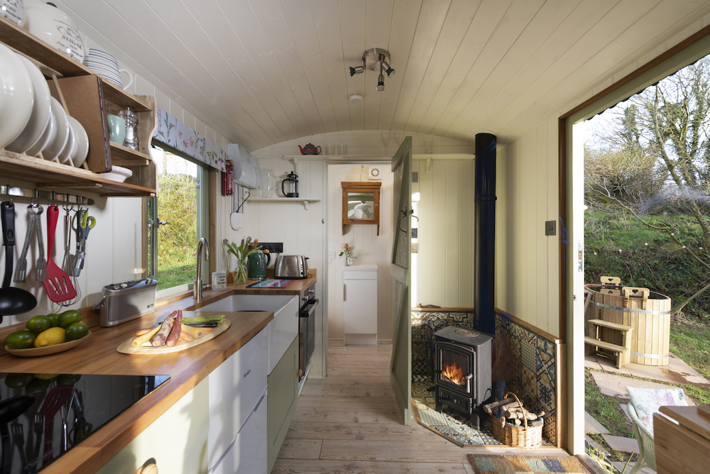 glamping in Devon, glamping pod Devon with hot tub inside - glamping in Devon, glamping pod Devon with hot tub inside