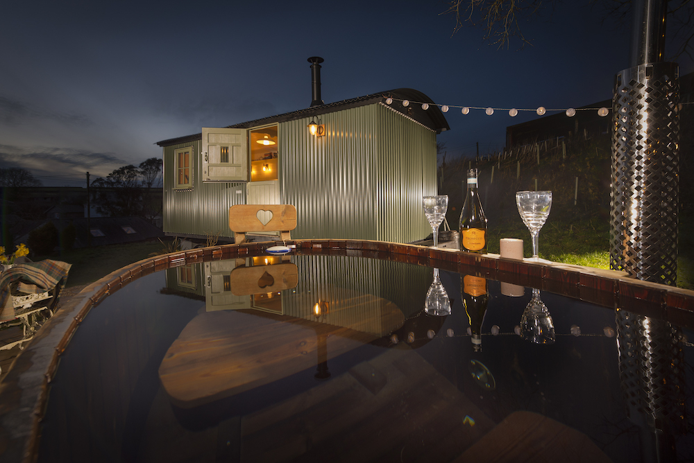 glamping in Devon, glamping pod Devon with hot tub outside - glamping in Devon, glamping pod Devon with hot tub outside