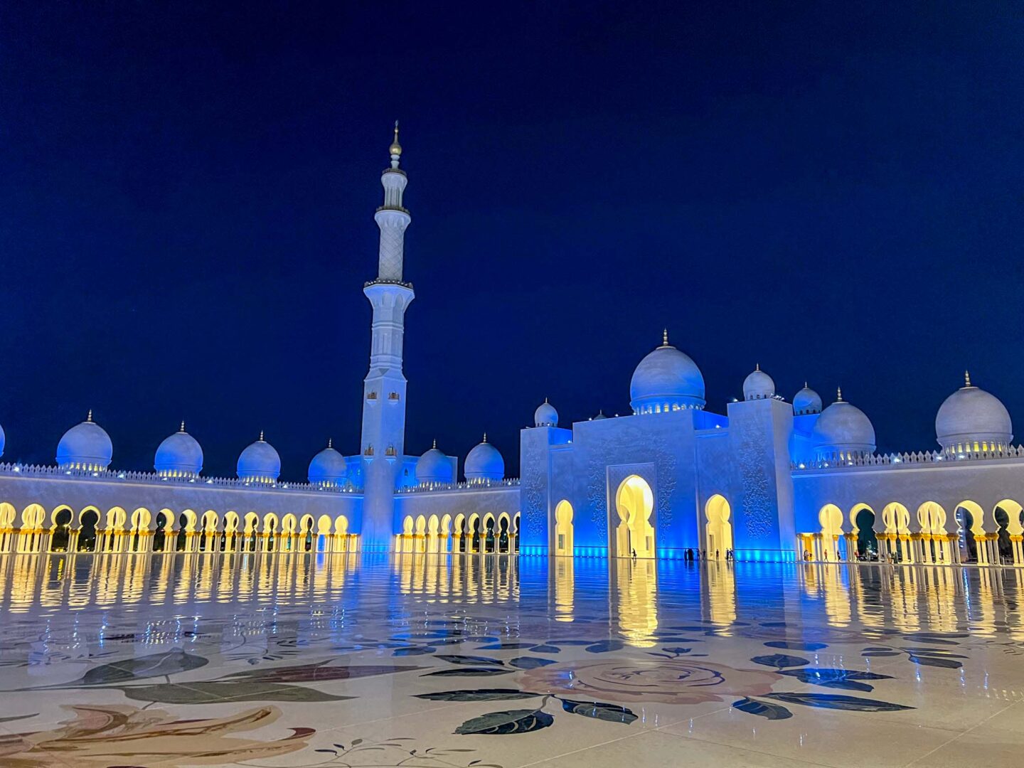 What to wear in Abu Dhabi, sheikh Zayed mosque at night - What to wear in Abu Dhabi, sheikh Zayed mosque at night