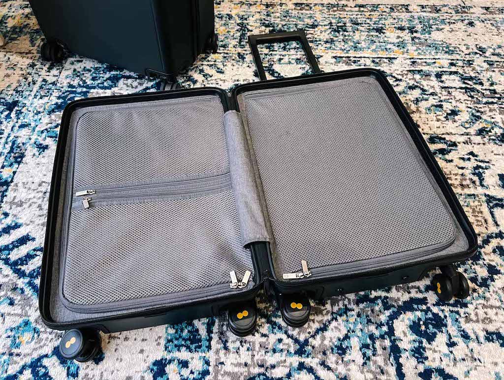 LEVEL8 luggage review, textured set inside with mesh pockets - LEVEL8 luggage review, textured set inside with mesh pockets