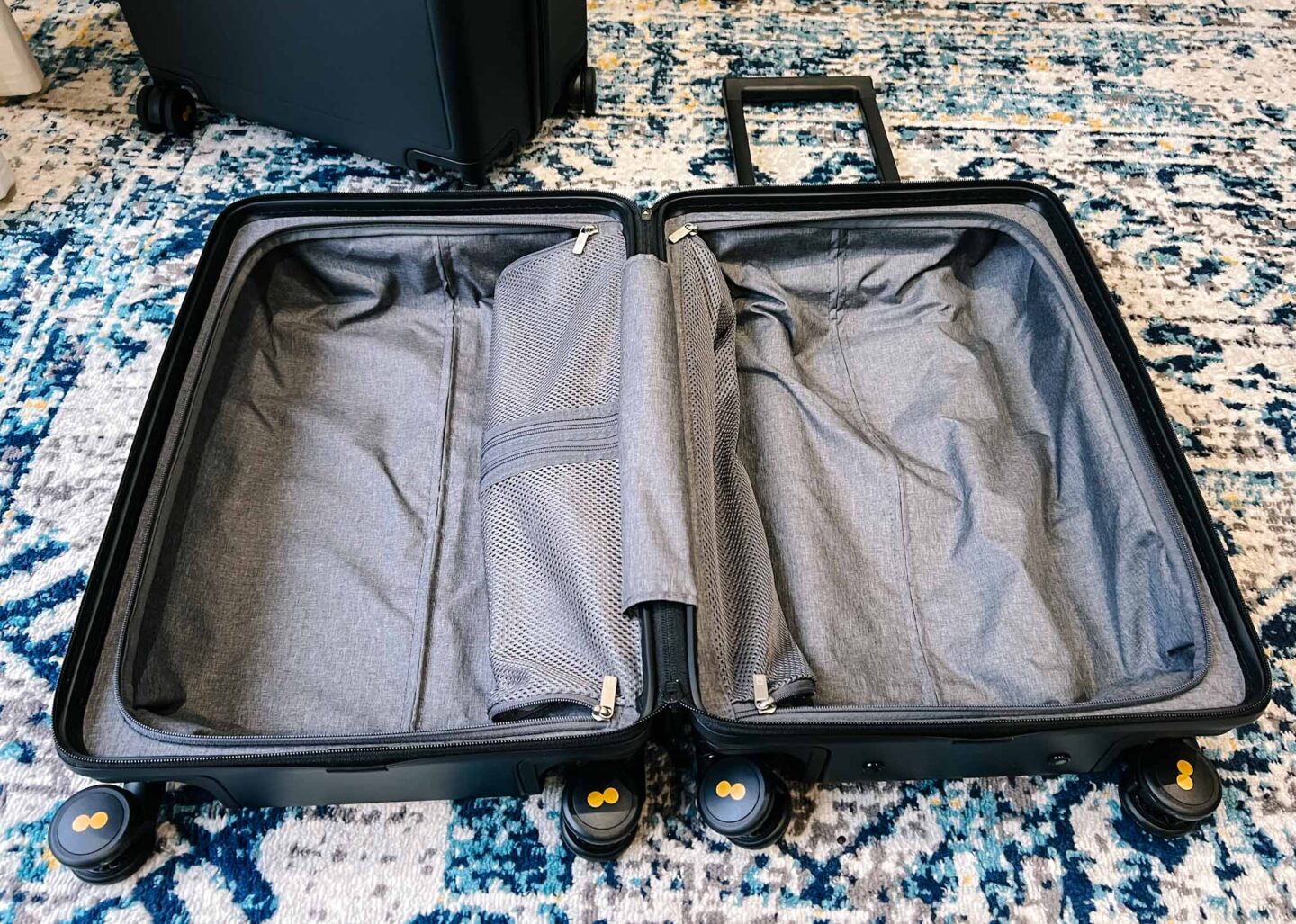LEVEL8 luggage review, inside of the case - LEVEL8 luggage review, inside of the case