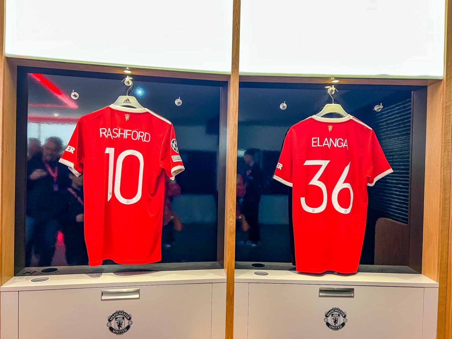 Manchester United Stadium Tour, Rashford t-shirt in changing room - Manchester United Stadium Tour, Ronaldo t-shirt in changing room