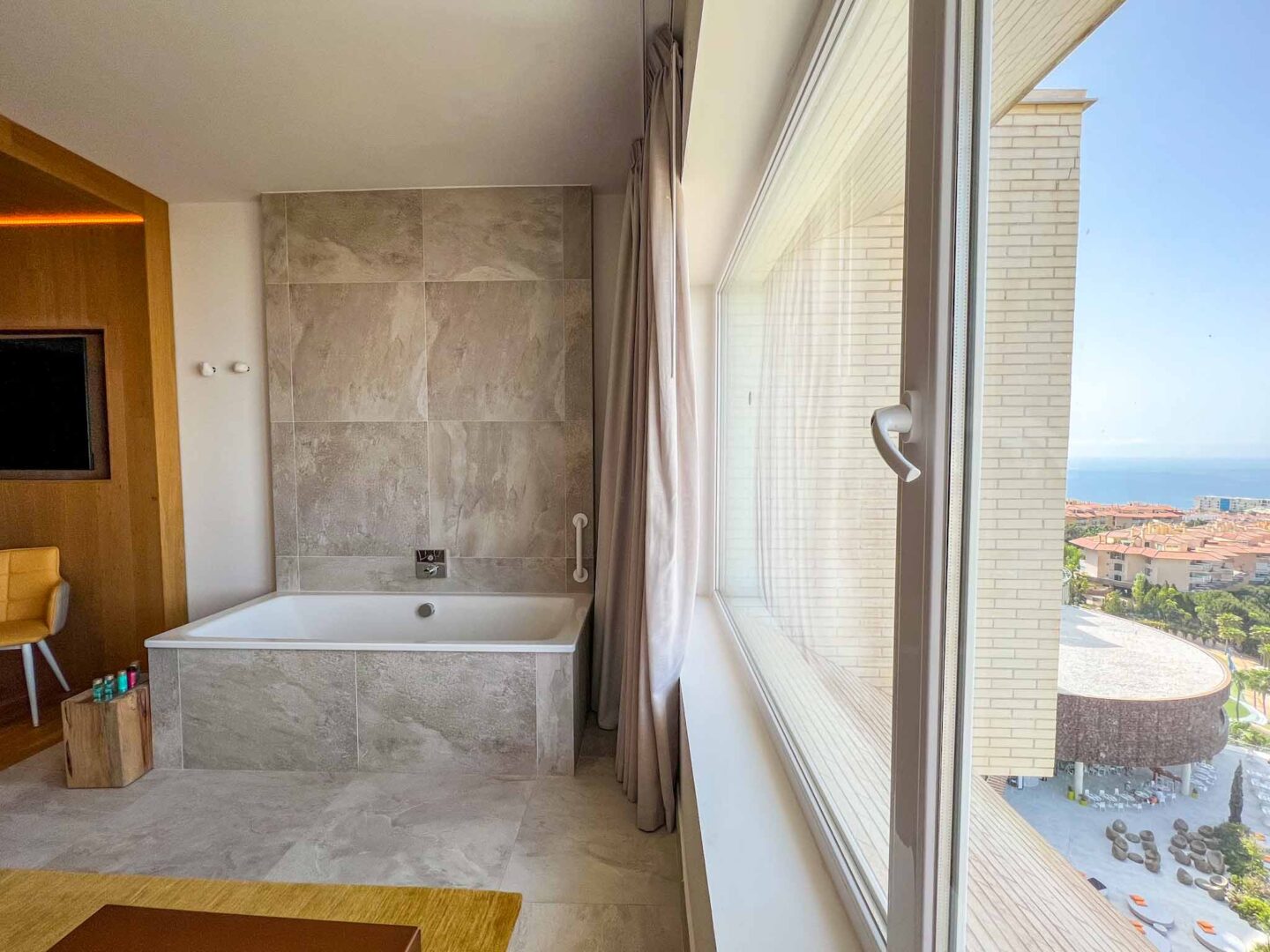 Higuerón Hotel Malaga, bath tub in Leiro Suite - Higuerón Hotel Malaga, bath tub in Leiro Suite