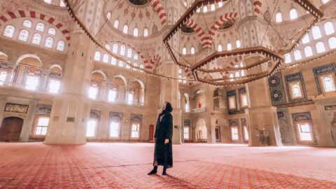 The Wandering Quinn Travel Blog Ellie Quinn in Mosque in Turkey