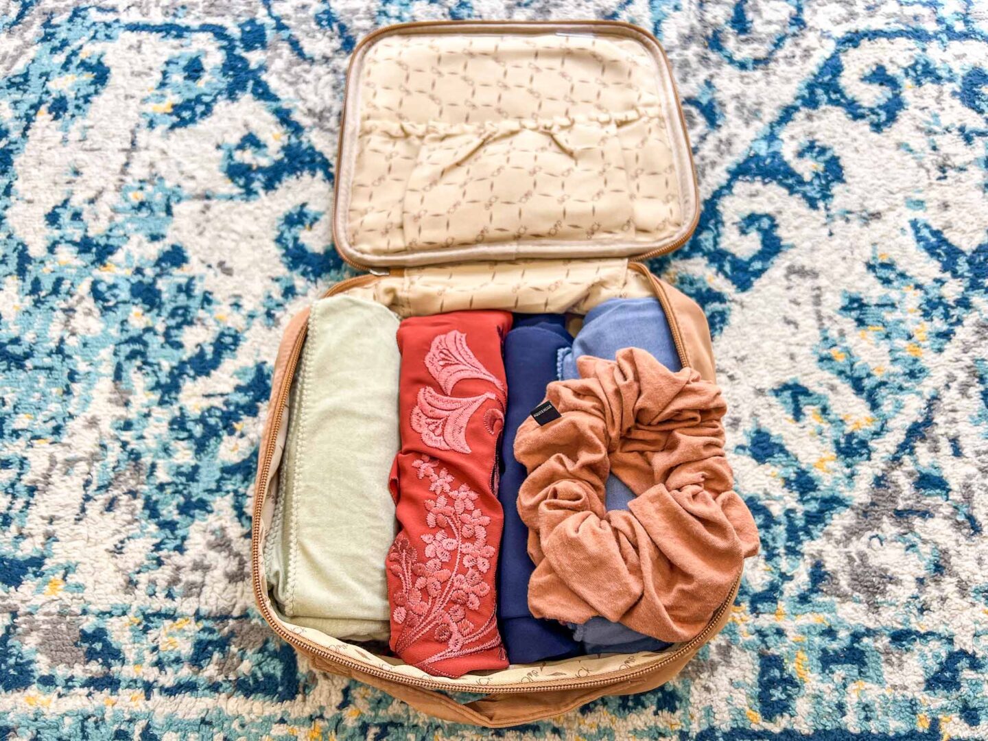 travel tips for Muslim Women, packing hijabs and scarves - travel tips for Muslim Women, packing hijabs and scarves