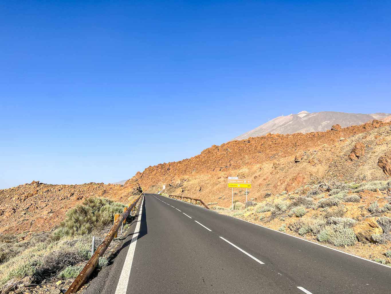 Tenerife road trip, road in Mount Teide National Park - Tenerife road trip, road in Mount Teide National Park