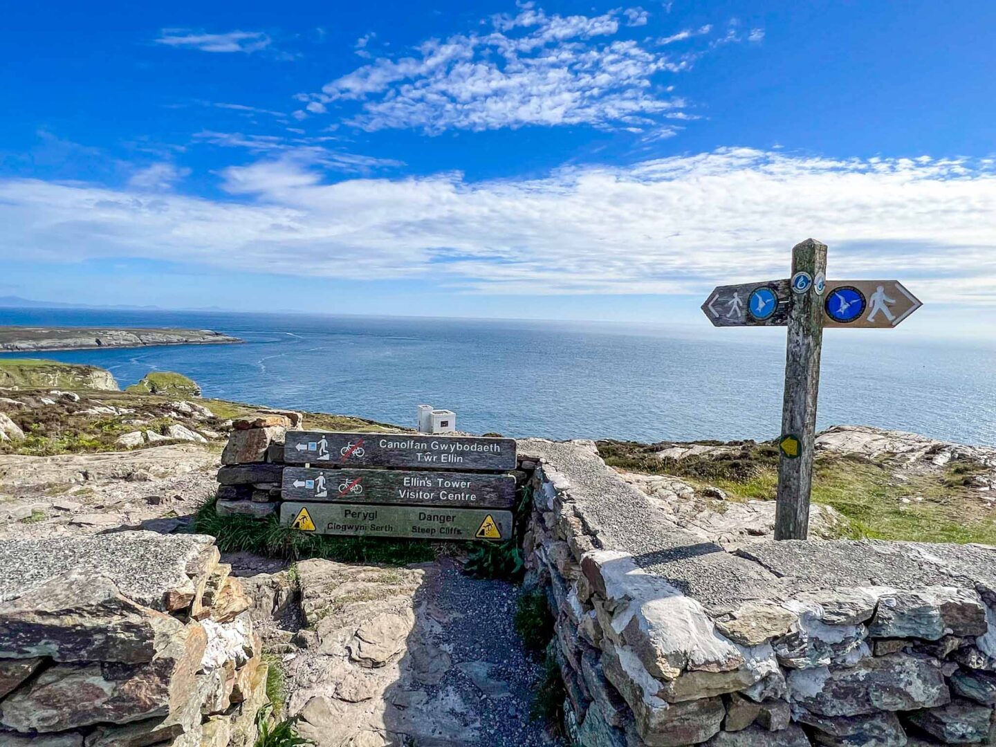 Holyhead lighthouse viewpoint, Wales by train, places to go in Wales by train, - Holyhead lighthouse viewpoint, Wales by train, places to go in Wales by train,