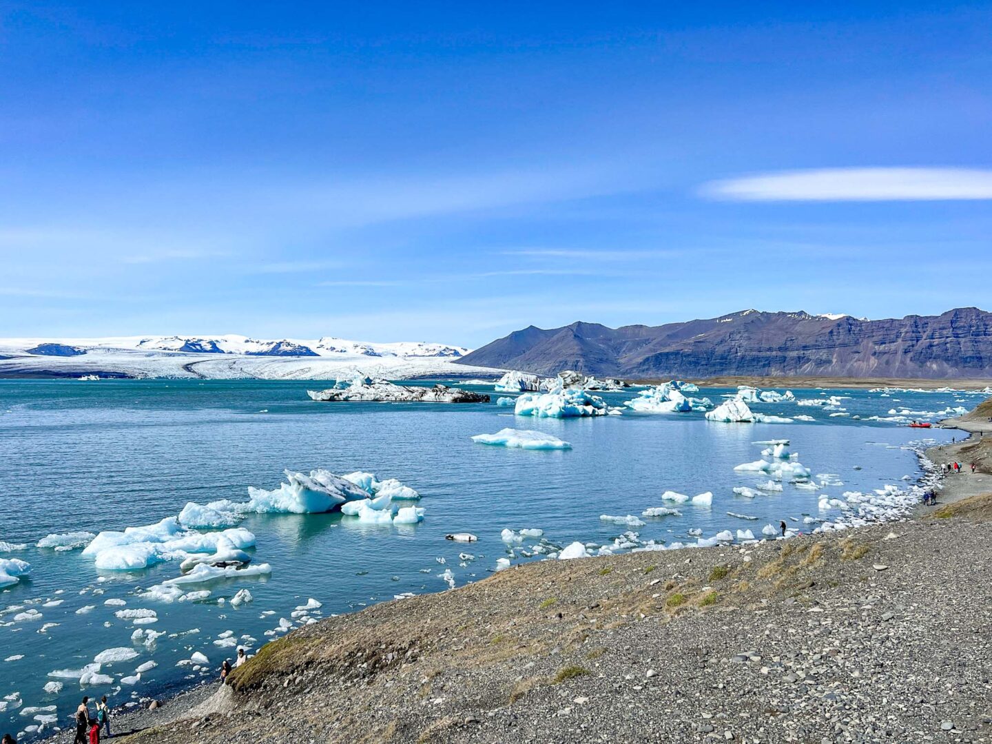 Iceland in May and June, blue skies over Jökulsárlón Glacier Lagoon - Iceland in May and June, blue skies over Jökulsárlón Glacier Lagoon