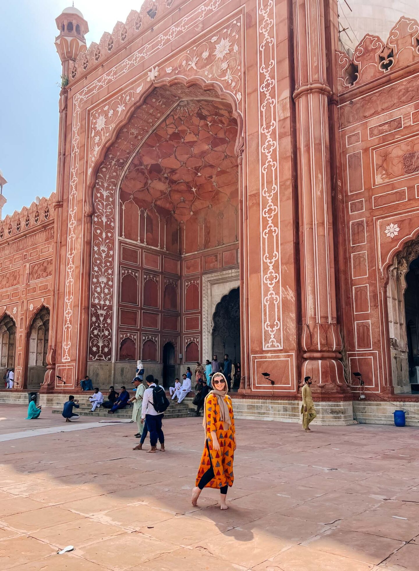 Ellie in mosque in Lahore, what to wear in pakistan - Ellie in mosque in Lahore, what to wear in pakistan