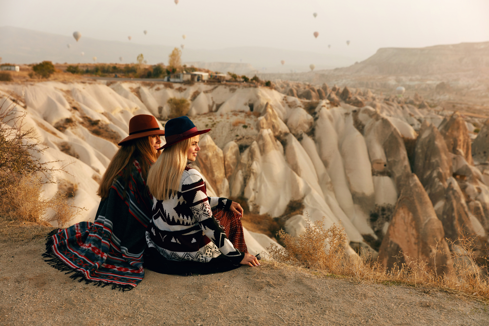 what to wear in Turkey, two women infront of hot air balloons in Cappadocia - what to wear in Turkey, two women infront of hot air balloons in Cappadocia