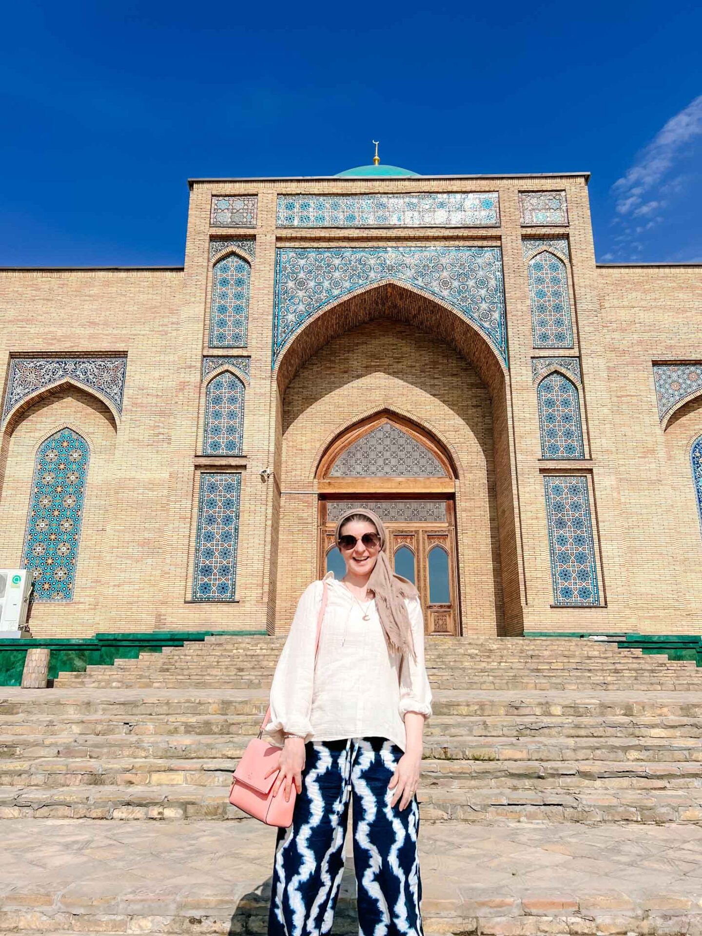 What to wear Uzbekistan, Ellie outside Tashkent mosque in light linen clothes - What to wear Uzbekistan, Ellie outside Tashkent mosque in light linen clothes