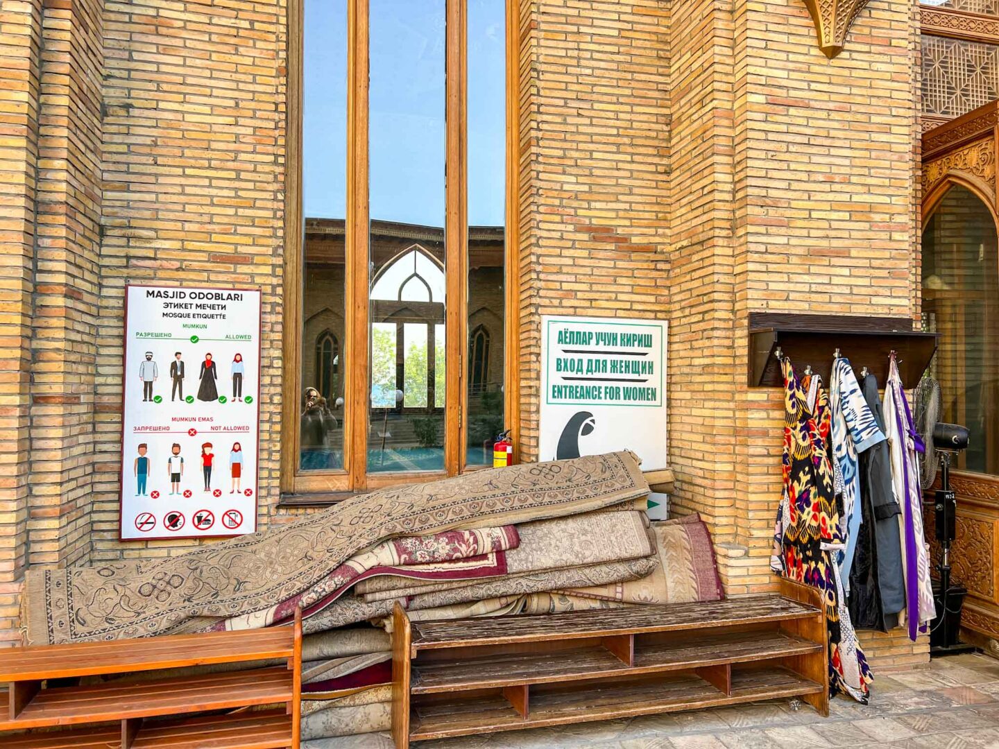 What to wear Uzbekistan, entrance to Tashkent mosque with coverings for women - What to wear Uzbekistan, entrance to Tashkent mosque with coverings for women