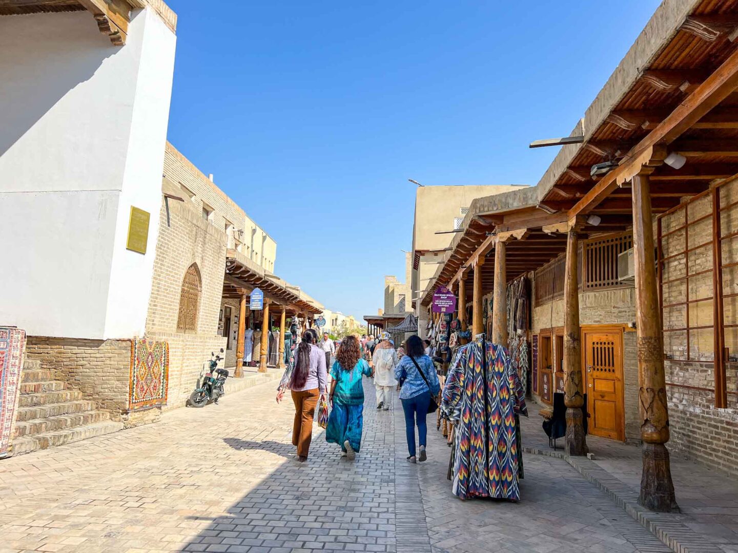 What to wear Uzbekistan, tourists walking around Bukhara - What to wear Uzbekistan, tourists walking around Bukhara