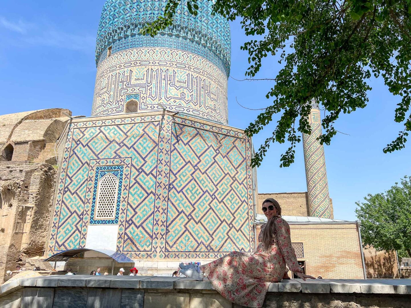 What to wear Uzbekistan, Ellie outside mosque in Samarkand - What to wear Uzbekistan, Ellie outside mosque in Samarkand