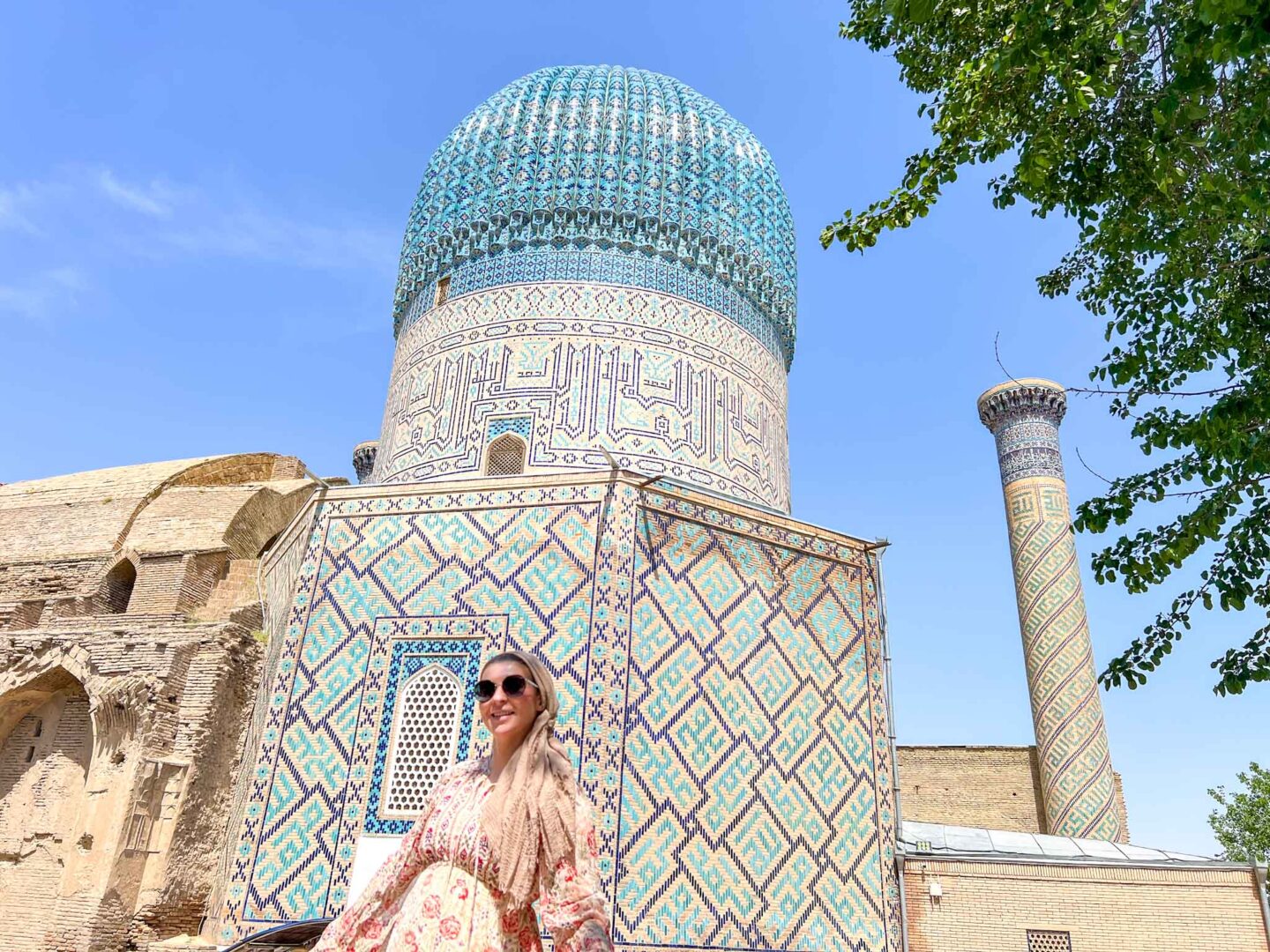 What to wear Uzbekistan, Ellie outside Samarkand mosque - What to wear Uzbekistan, Ellie outside Samarkand mosque