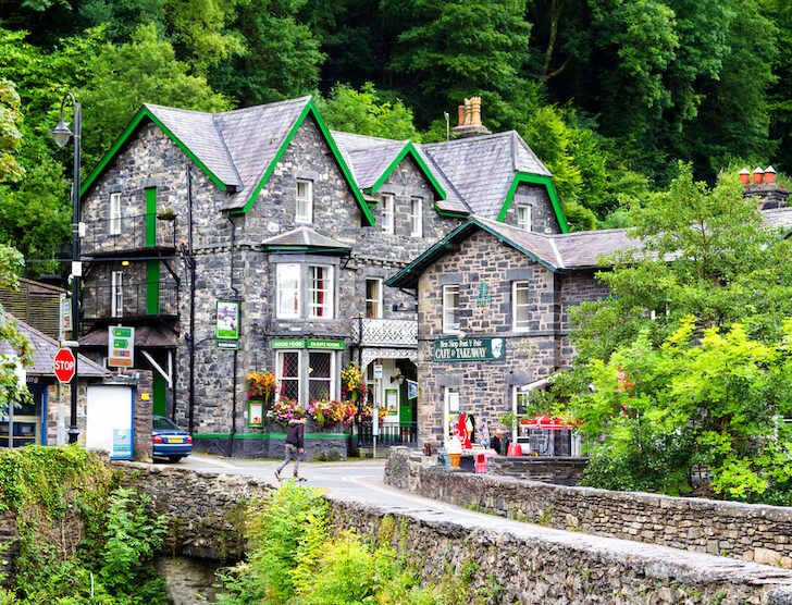 The Wandering Quinn Travel Blog Best restaurants in Snowdonia, BETWS-Y-COED village and pub in Snowdonia