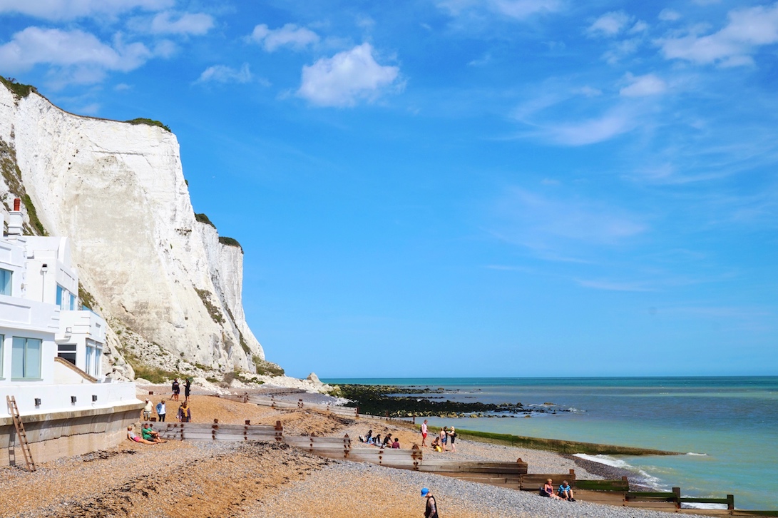 St Margarets Bay beach and white cliffs in background on sunny day - St Margarets Bay beach and white cliffs in background on sunny day