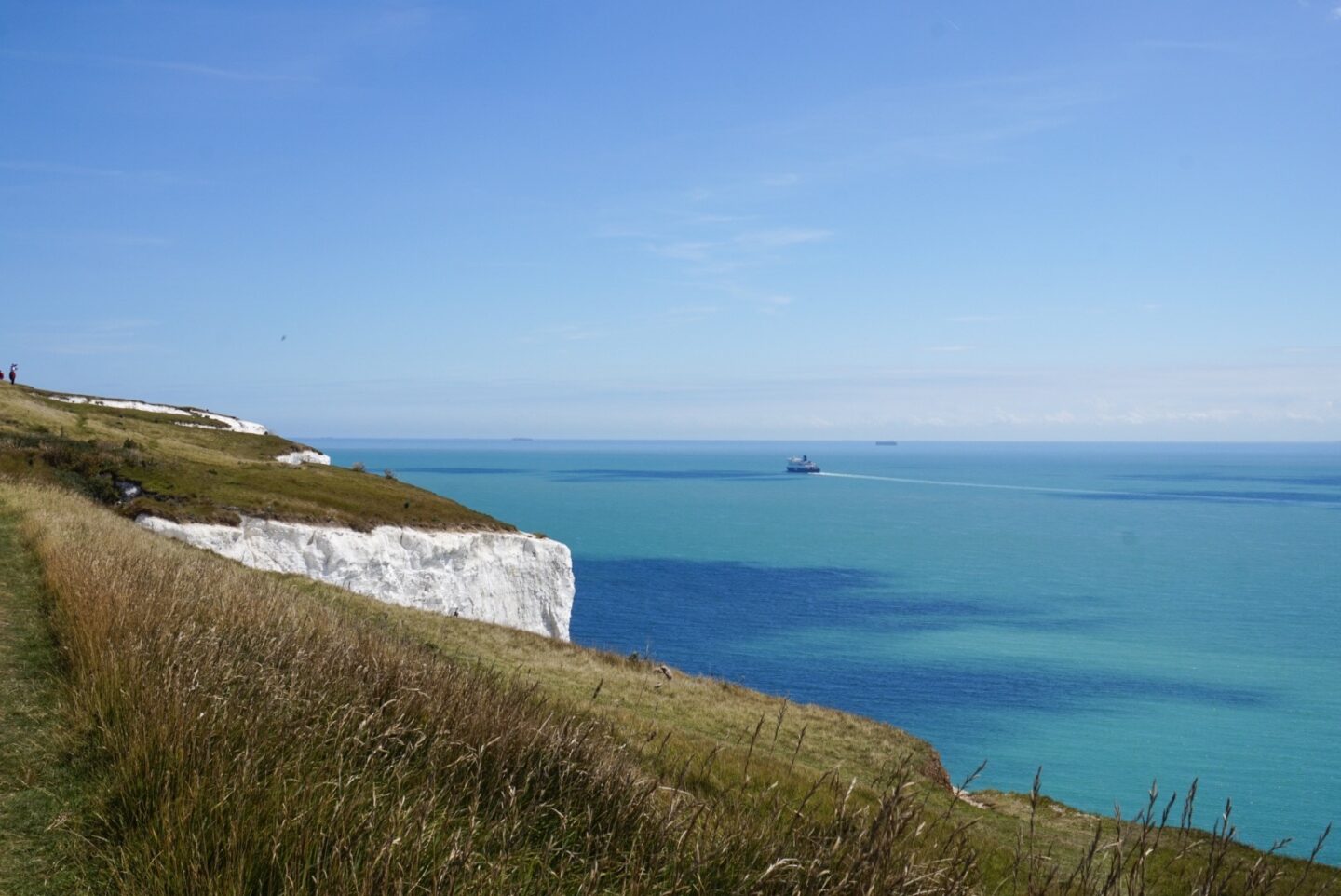white cliffs of dover views on sunny day with blue water - white cliffs of dover views on sunny day with blue water